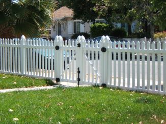 41-vinyl-picket-fence-and-gates